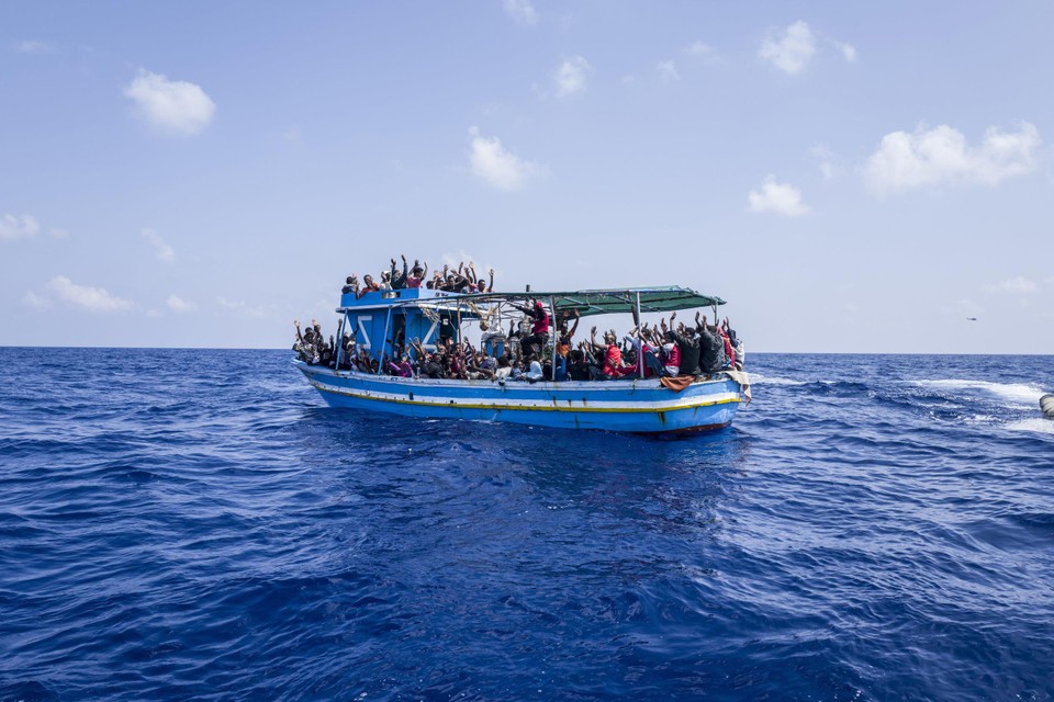 Illustratiebeeld. Een boot volgeladen met vluchtelingen op de Middellandse Zee in 2016. 