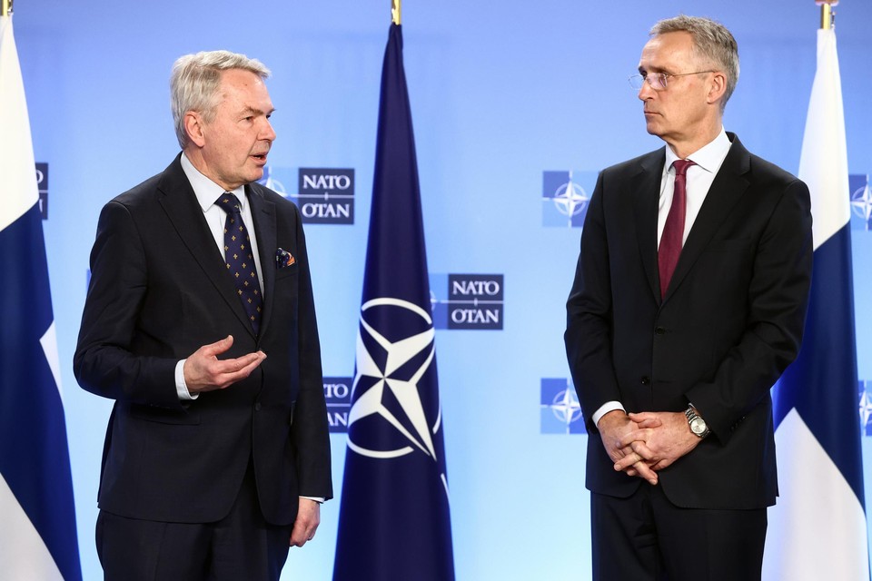 Jens Stoltenberg (rechts) secretaris-generaal van de NAVO, met de Finse minister van Buitenlandse Zaken Pekka Haavisto.