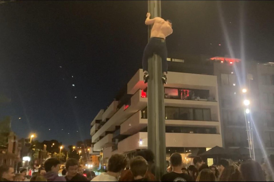 Na de overwinning van de Rode Duivels barstte er in het centrum van Genk een feestje los. Twee voetbalfans beklommen een verlichtingspaal, één van de waaghalzen donderde naar beneden. 
