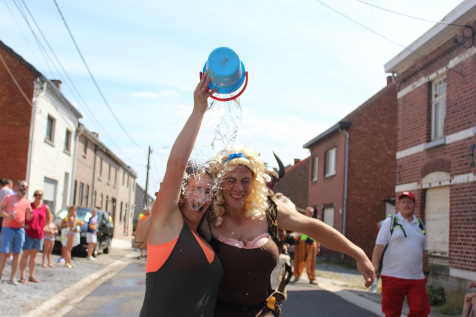 Er werd volop met emmers water gesmeten tijdens carnaval in Wellen 