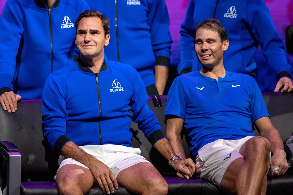 Brothers in tears. Roger Federer en Rafael Nadal houden het niet droog na de afscheidsmatch van de Zwitser.Let op het aandoenlijke handje.  