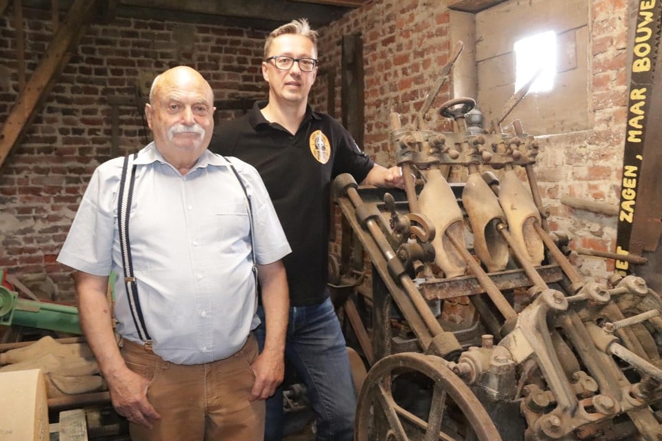 Leo Vandingenen (links) toont de klompenmachine aan Tom Adriaens. 