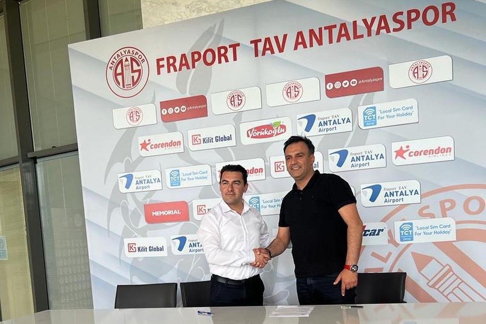 Erdal Erden (bestuurslid Antalyaspor) en Murat Aydogan (ondervoorzitter Bregel) beklinken de samenwerking. 