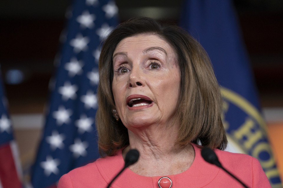 Nancy Pelosi, voorzitster van het Huis van Afgevaardigden, wordt ervan beschuldigd de artikels van het impeachment heeft achtergehouden. 