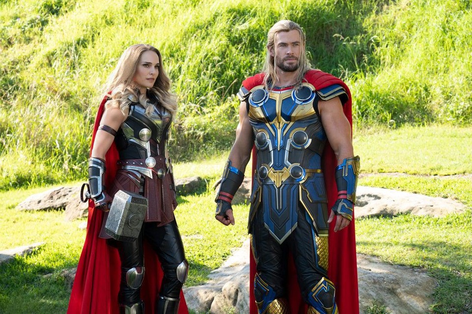 Neen, geen carnaval, maar Natalie Portman en Chris Hemsworth als Mighty Thor en Thor in ‘Thor: Love and Thunder’. 