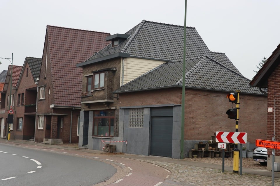 Dit huis in de Haagstraat in Rotem stond al veel in de krant: zestig keer reed een auto tegen de gevel. Nu komt het pand in het nieuws met een cannabisplantage. 