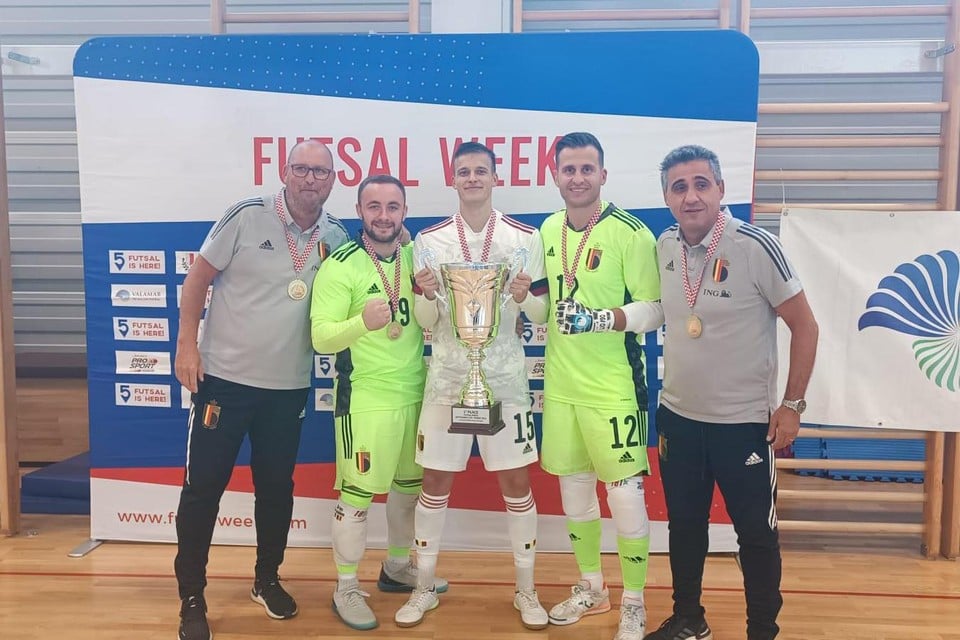 Limburgse Futsal Red Devils winnen drielandentornooi in Servië. Vlnr: Assistent Guy Beckers, Dries Vrancken, Kenneth Vanderheyden, Bram Meyers en assistent Carmelo Nieddu. 