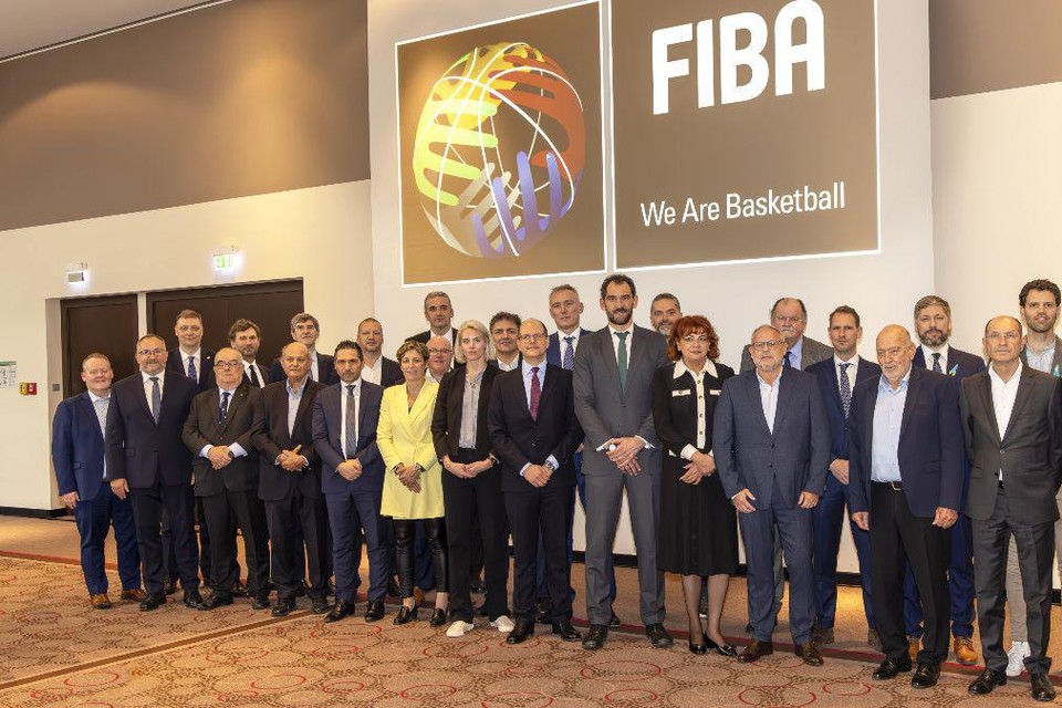 Stefan Garaleas, vijfde van rechts, is Board Member bij FIBA Europe.