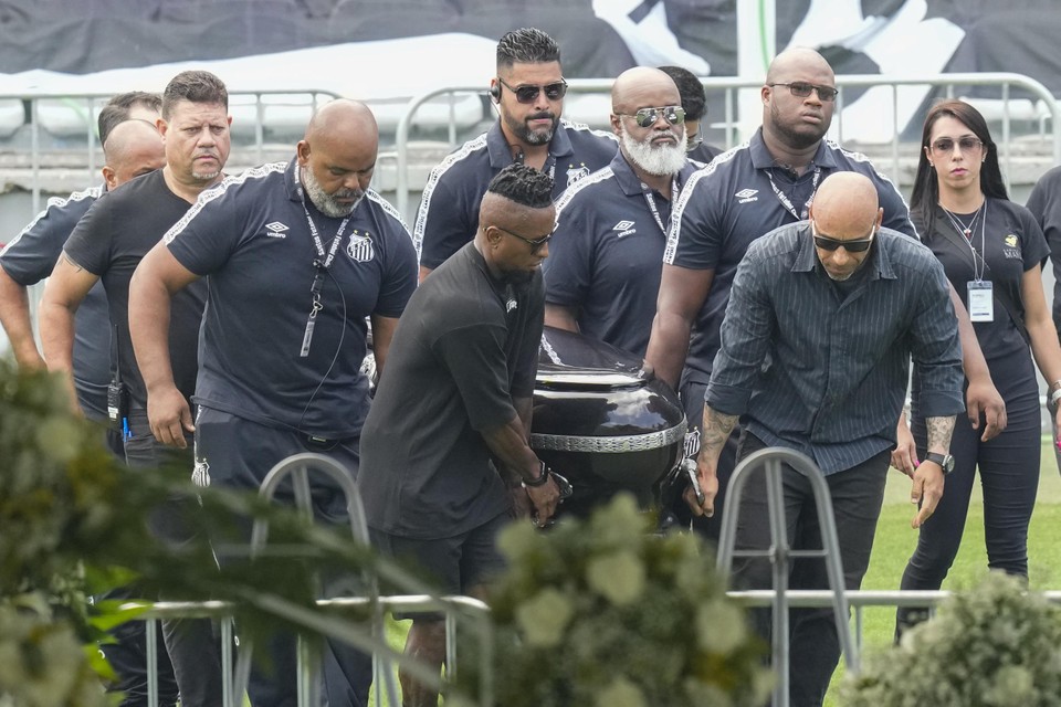 De kist met het lichaam van Pelé werd onder meer door zoon Edinho naar de middenstip het stadion binnengebracht.  