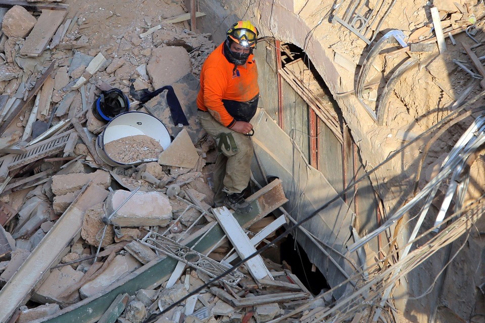 Een reddingswerker op het puin in Beiroet. 