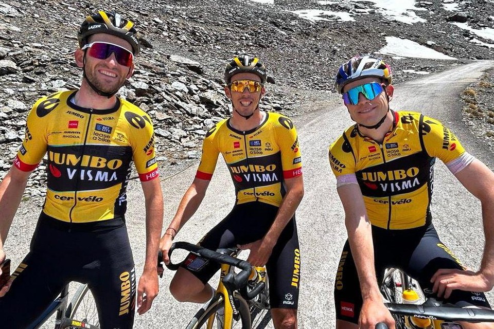 Tiesj Benoot, Christophe Laporte en Wout van Aert op de Sierra Nevada.