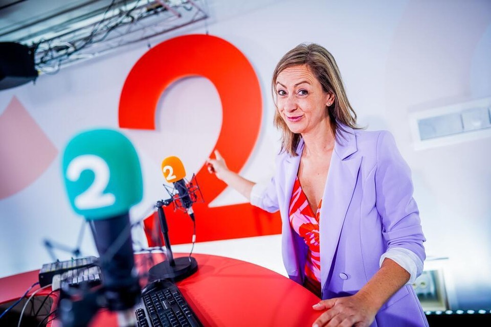 Presentatrice Kim Debrie in de nieuwe studio van het opgefriste Radio 2. 