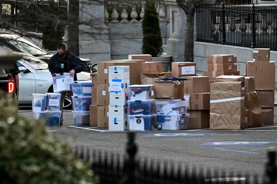 Archiefbeeld: dozen worden op 14 januari 2021 verhuisd uit het Witte Huis, voor Trumps vertrek. 