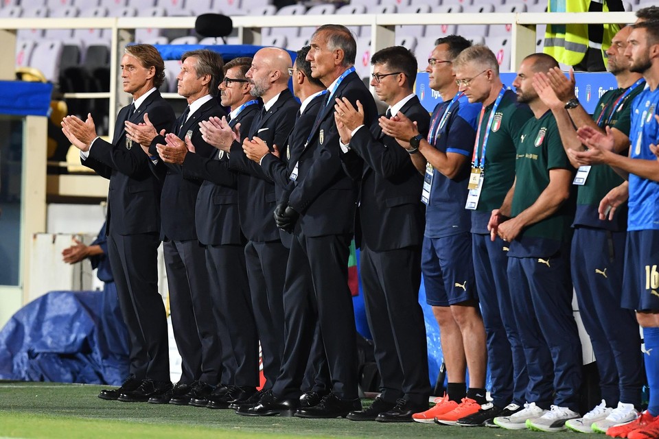 De Italiaanse bank applaudisseert na het indrukwekkende eigen volkslied. 