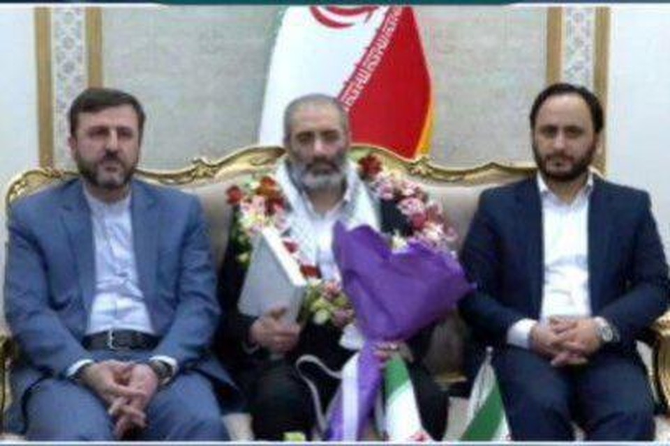 Assadollah Assadi (centraal) na zijn terugkeer naar Iran.