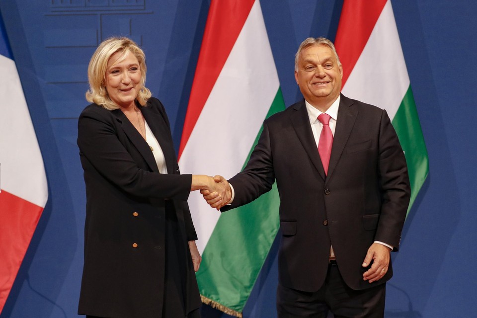 De Franse presidentskandidaat Marine Le Pen en de Hongaarse premier Viktor Orban.  