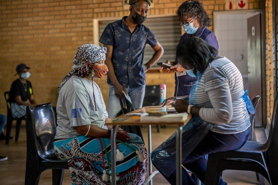 Een vaccinatiecentrum in Zuid-Afrika, waar het tempo van inentingen versneld wordt. 