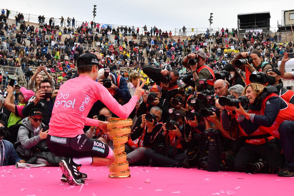 Jaj Hindley, Giro-winnaar in 2022, trotseert de mediagekte.