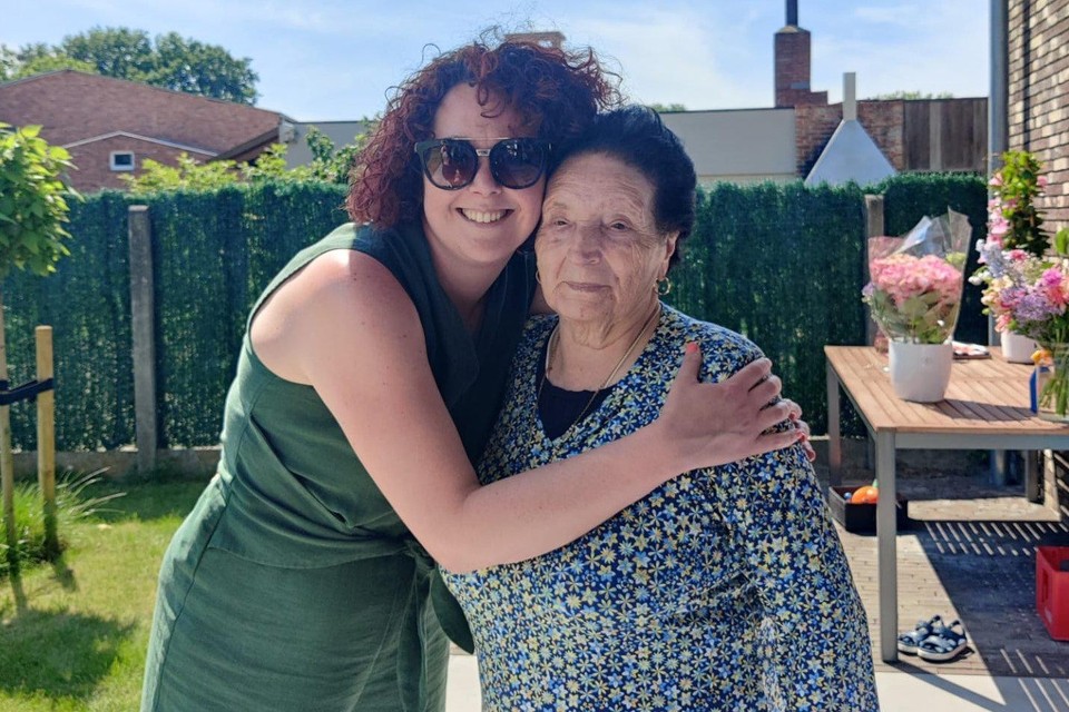 Gina Ciannavei (89) is in 1955 samen met haar man vanuit Ascoli (Italië) naar Eisden gekomen. Met haar twee kinderen spreekt ze het plaatselijke Italiaans dialect. “Met mijn kleinkinderen kan ik helaas geen Italiaans meer praten”, zegt ze. Een van haar kleindochters, Sandra Fiorelli (36), spreekt uitsluitend Nederlands met nonna. 