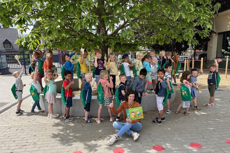 Kinderauteur Liesbet Slegers las haar boek voor aan een klas van  basisschool De Zonnebloem in Wilderen (Sint-Truiden). 