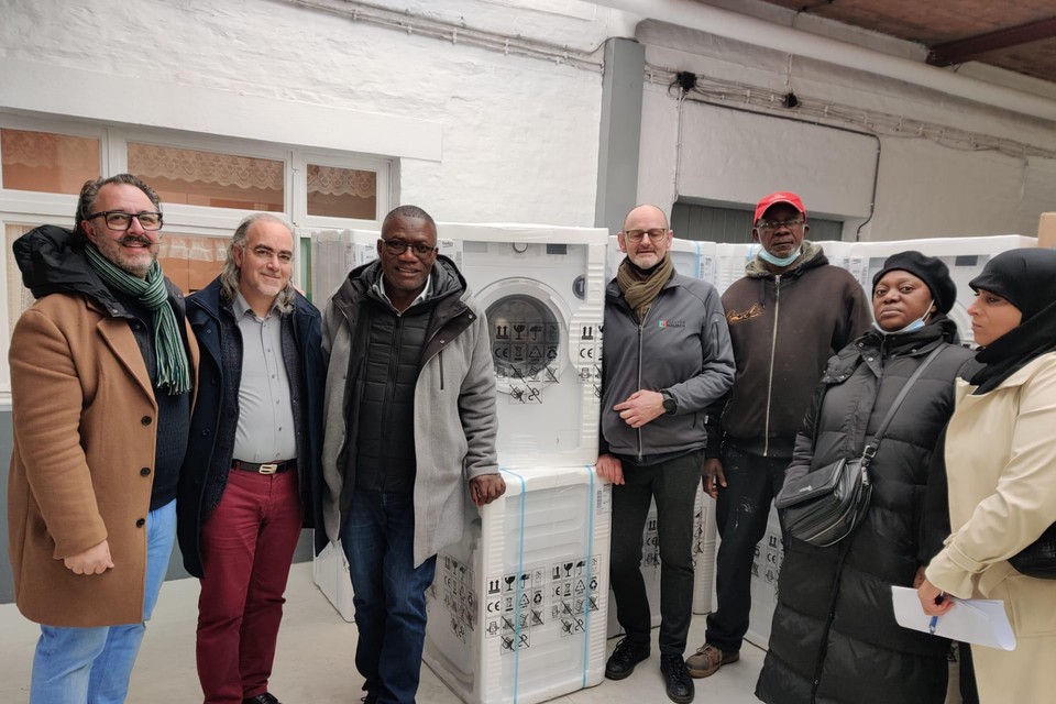 Donderdag werden alle wasmachines, droog- en koelkasten afgeleverd in een zaal in Verviers waar slachtoffers van de overstromingen van afgelopen zomer een toestel kunnen komen halen. 