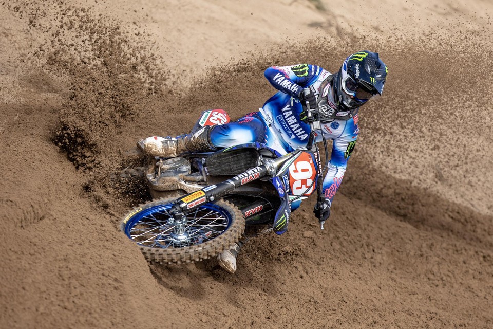 Geerts stuurt zijn Yamaha perfect door het zand.