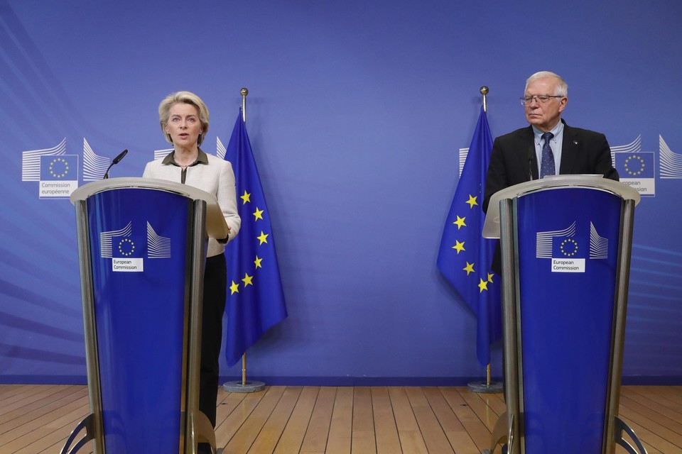 Voorzitster Ursula Von der Leyen van de Europese Commissie en de vertegenwoordiger van het Buitenlandbeleid van de EU, Josep Borrell 