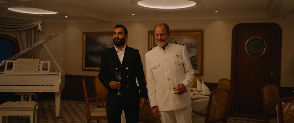 Woody Harrelson (rechts) als dronken kapitein die zweert bij het communisme in Gouden Palm-winnaar ‘Triangle of Sadness’. 