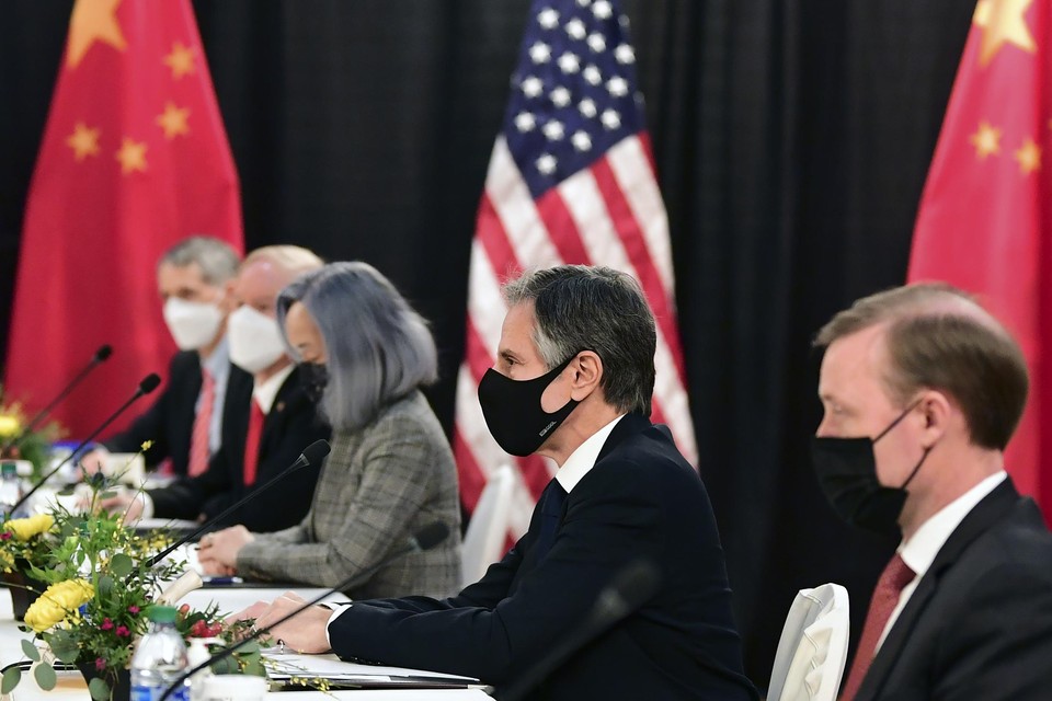 Blinken (tweede van rechts) heeft een tweedaagse ontmoeting met Chinese leiders. 
