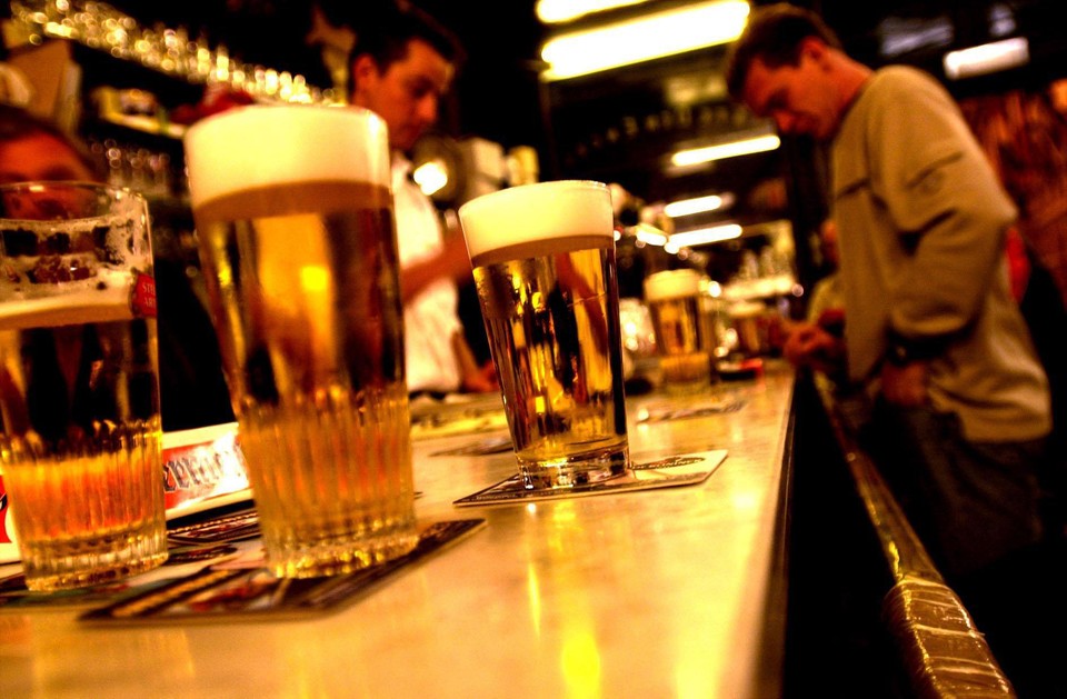 Volgens de raad is het beter om alle alcoholreclames te schrappen.