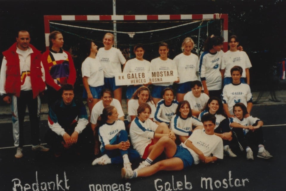 De speelsters van Galeb Mostar vonden dertig jaar geleden een nieuwe thuis (en club) in Noord-Nederland. 