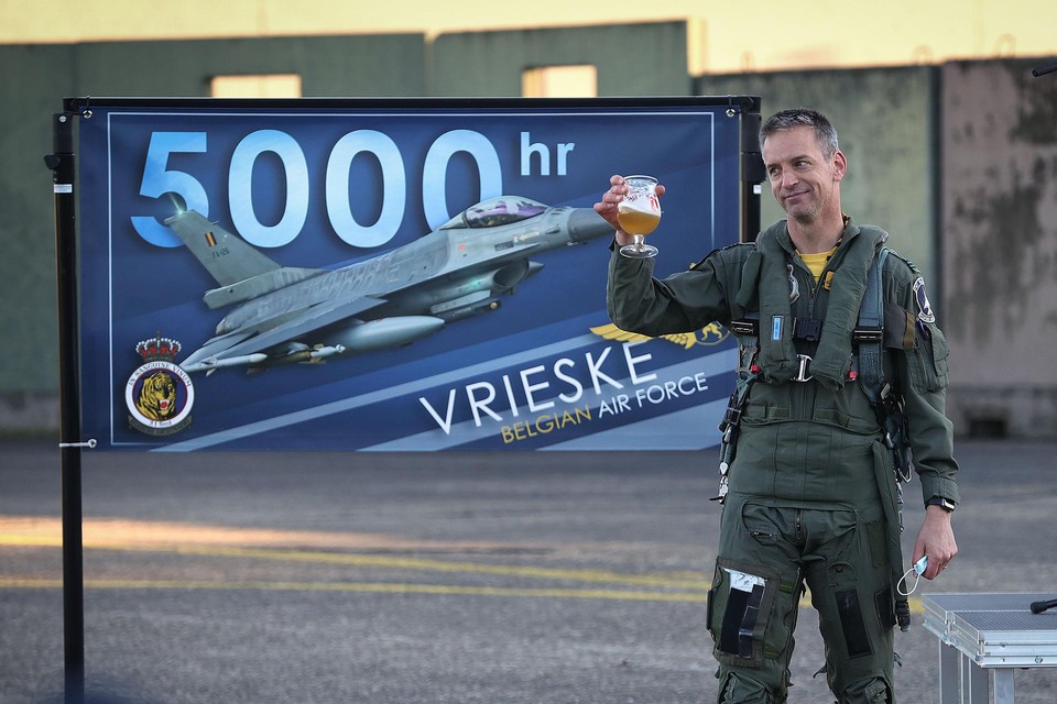 Steven ‘Vrieske’ De Vries bereikte vrijdag na een oefenvlucht de kaap van de 5.000 vlieguren in een F-16. 