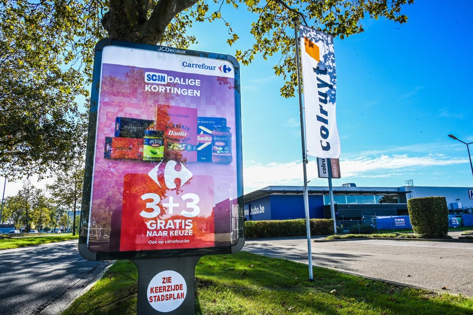 Opvallend beeld aan Colruyt in Hasselt: aan de ingang van de parking staat een reclamebord voor Carrefour.