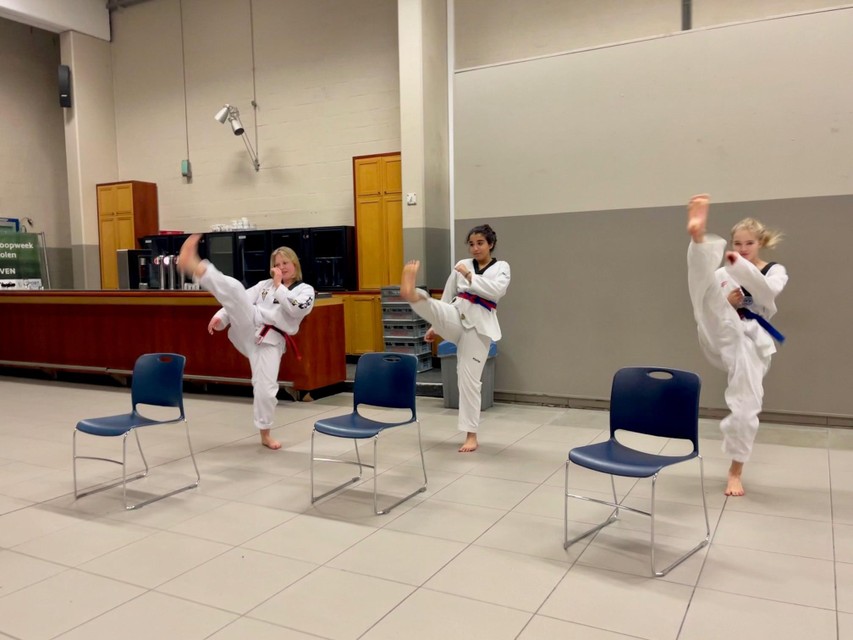 Taekwondotrainingen in Zonhoven moeten noodgedwongen in een feestzaal op een tegelvloer.