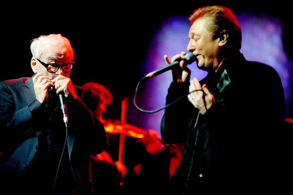John Miles (rechts) naast Toots Thielemans op Night of the Proms in 2009. 