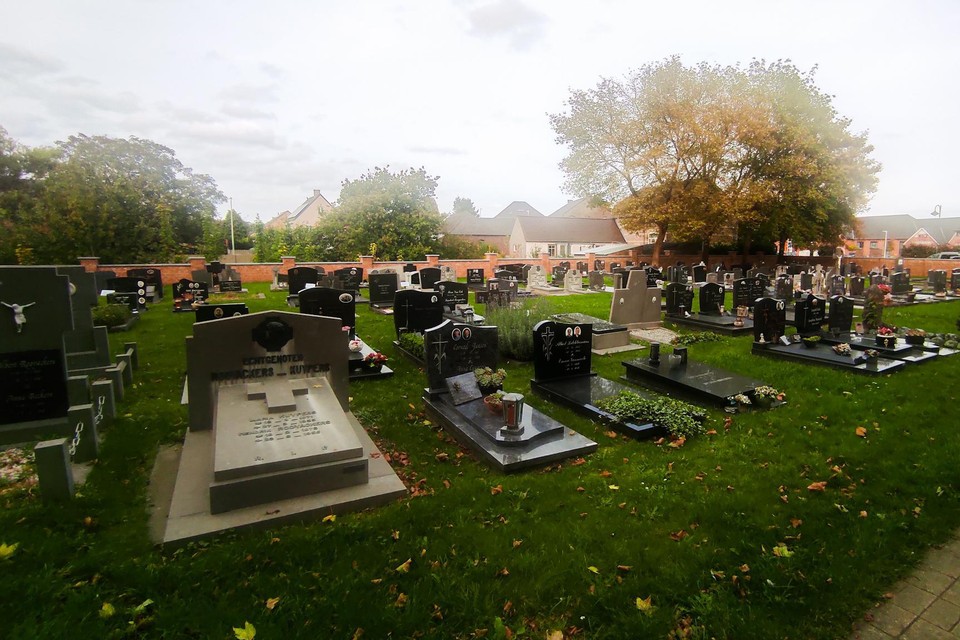 Peer wil de begraafplaatsen omvormen tot groene rustplekken. Deze week werd gestart met de ontharding en vergroening van het kerkhof in Kleine-Brogel.