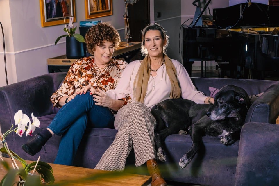 Petra De Sutter en echtgenote Claire Vanhoutte met huisgenoot Lloyd: “Dieren helpen ons te relativeren.”