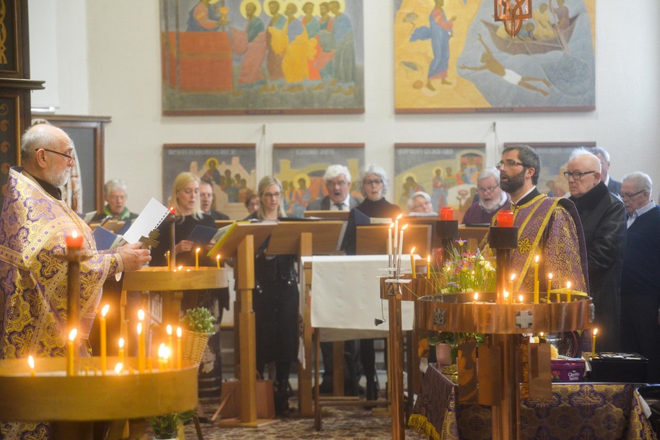 De Oekraïens orthodoxe kerk roept op om met Oekraïense vlaggen en in traditionele klederdracht de misviering zondag bij te wonen. 
