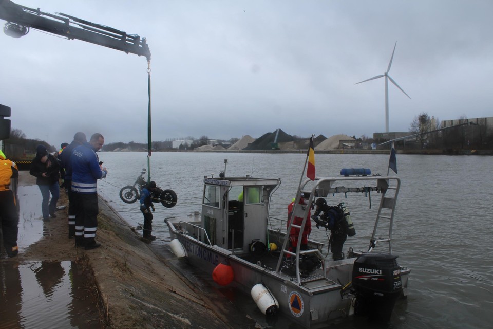 In het Albertkanaal in Heusden-Zolder werd dinsdag een van de motors uit het water gevist. 