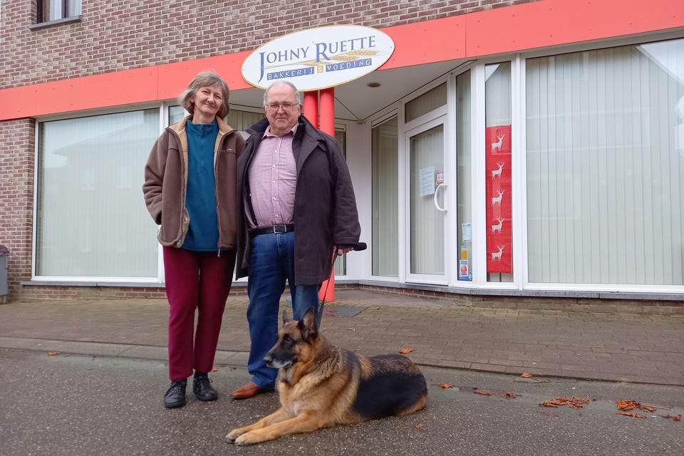 Christiane en Johny voor hun bakkerij in Hees, die de familie 72 jaar lang in de Heesstraat uitbaatte. 
