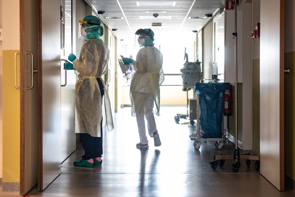 “We houden ons hart vast voor wat op termijn de gevolgen zullen zijn van de omikronvariant op besmettingen en quarantaines bij ons personeel”, klinkt het bij de ziekenhuizen. 