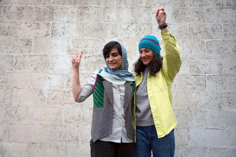 Niloufar Hamedi (rechts) en Elaheh Mohammadi.