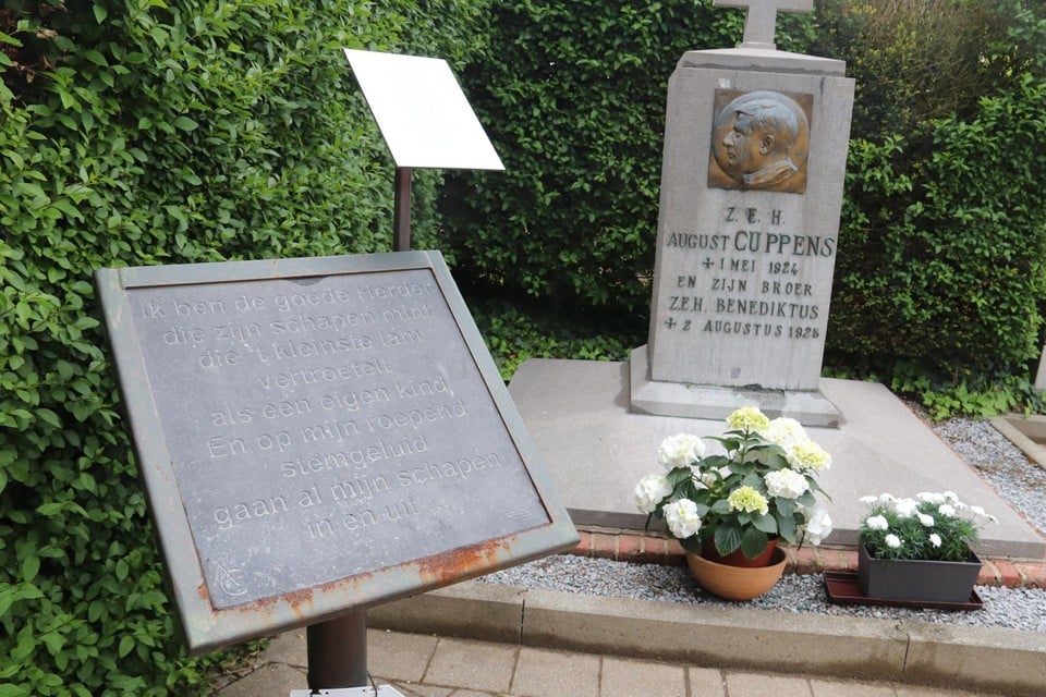 August Cuppens werd samen met zijn broer Benedictus begraven aan de kerk van Loksbergen. Bij de grafsteen staat ook een tekst van zijn hand.