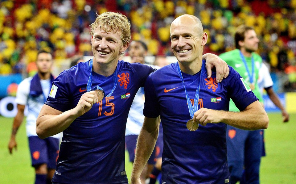 Dirk Kuyt en Arjen Robben met de bronzen medaille op het WK 2014 in Brazilië.