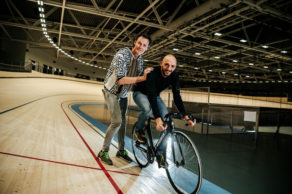 Johan Vansummeren (l.) en Jelle Vanendert leggen het wielerjaar neer in de nagelnieuwe velodroom van Heusden-Zolder.