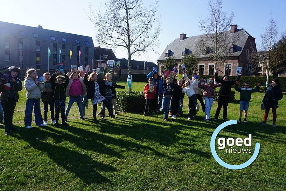 Op het grasveldje voor de school in ‘t Lindepaadje en in de Pastorijtuin werd een boeken-fit-o-meter opgesteld die de kinderen met de klas kunnen doen.