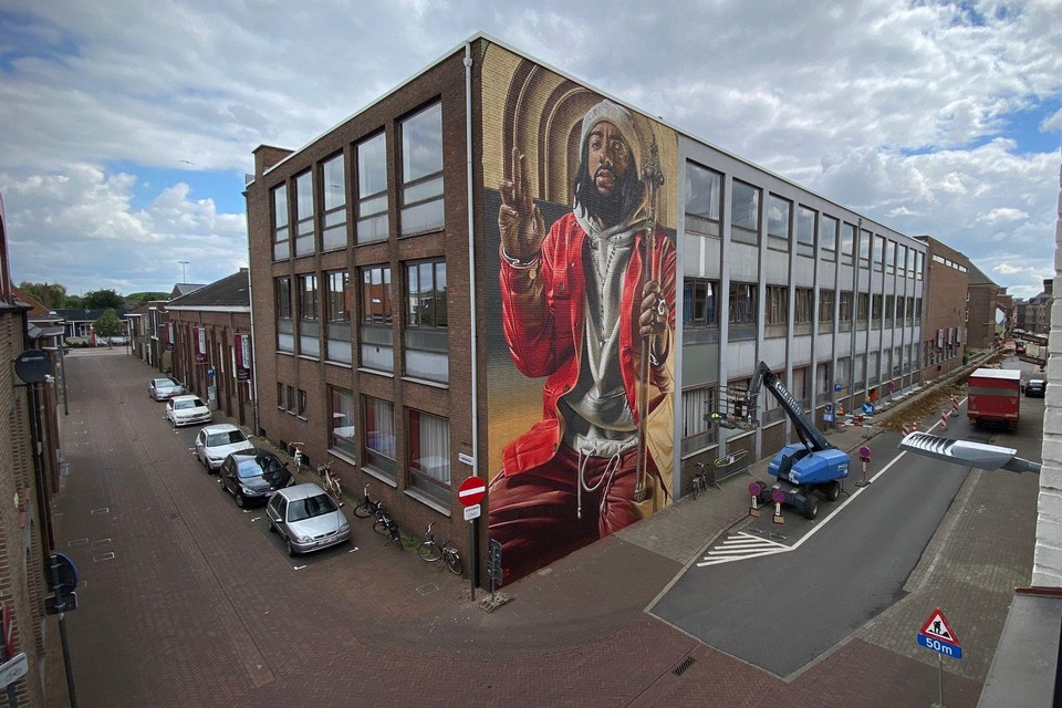 De Britse streetartist SmugOne maakte de indrukwekkende ‘mural’ helemaal alleen op amper vier dagen tijd. 