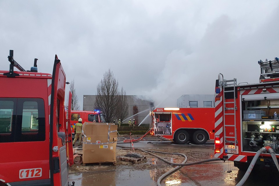 In het voorjaar brandde het gebouw van Hoogmartens Wegenbouw ongeveer helemaal af. 