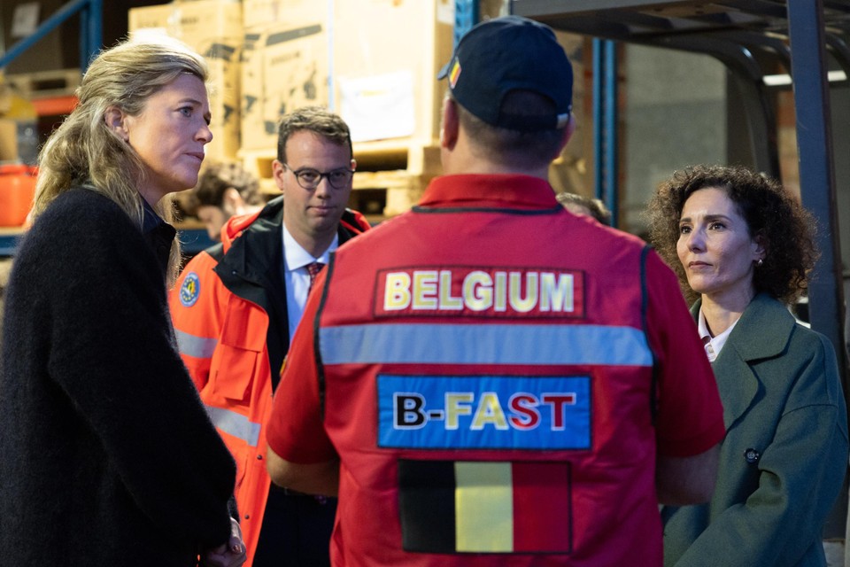 Minister van Binnenlandse Zaken Annelies Verlinden (links) op bezoek bij een meeting van het B-Fast-team vorig jaar.