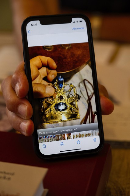 Pastoor Luc toont op z’n gsm een foto van de nieuwe, gouden kroon die momenteel gesmeed wordt voor het Mariabeeld. 